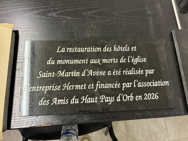 Plaque gravée au sujet de la restauration des hôtels et du monument aux morts de l’église
