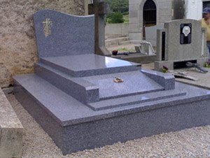 Monument funéraire aux lignes droites