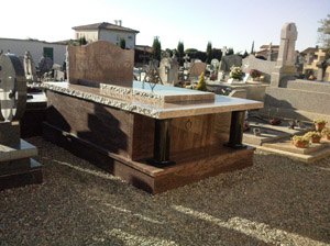 Monument funéraire à plusieurs niveaux