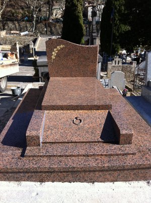 Monument funéraire en pierre rose
