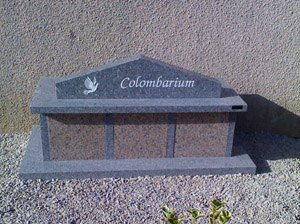 Columbarium compact en pierre grise