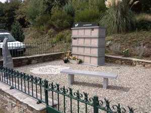 Columbarium installé dans un espace paysager