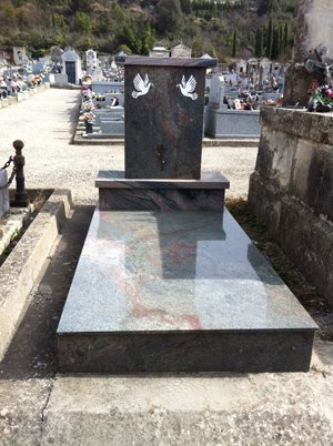 Monument à compartiments en pierre sombre
