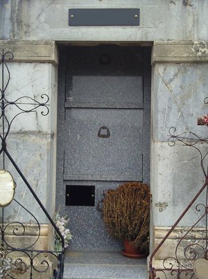 Porte de chapelle avant rénovation